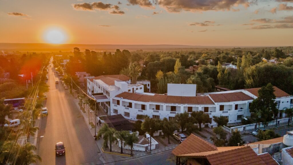 Vista aérea del Hotel Cana Blaya al atardecer, Villa de Merlo